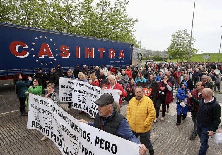 Los vecinos cortan la avenida Príncipe de Asturias al grito de «Gijón no se rinde»